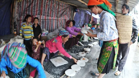 Đến chợ Phiên vào những ngày cuối tuần bạn sẽ được thưởng thức những chiếc bánh nóng hổi đang nướng trên than hồng
