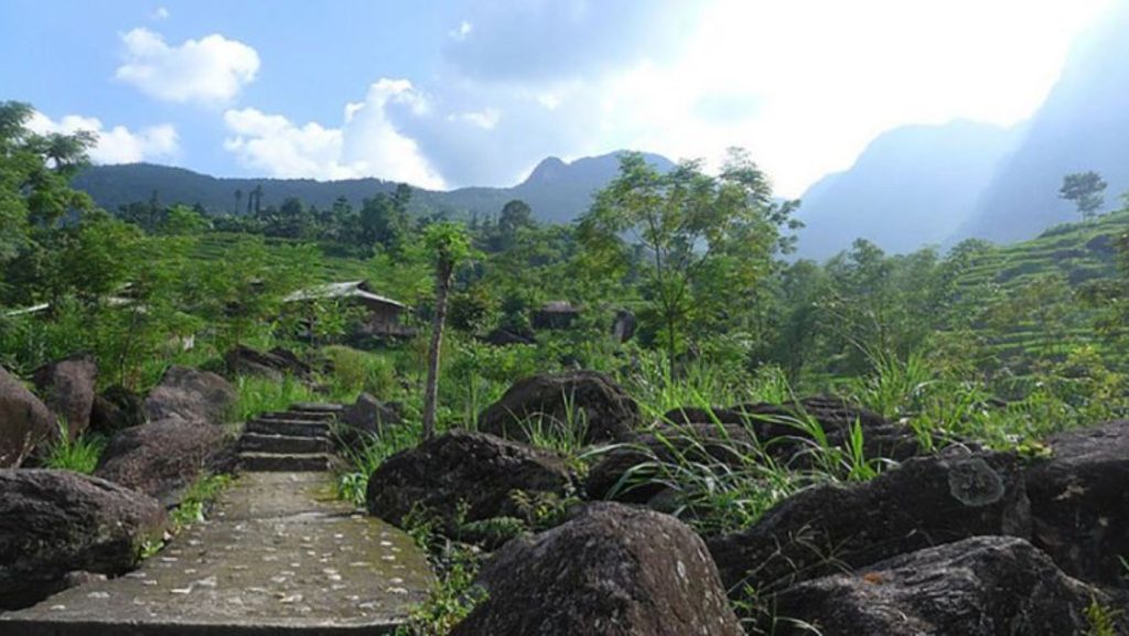 Bãi đá cổ Nấm Dẩn là di tích Quốc gia tại huyện Xín Mần, tỉnh Hà Giang
