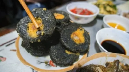 Thưởng thức món bánh chưng gù đen độc đáo của người Tày Hà Giang