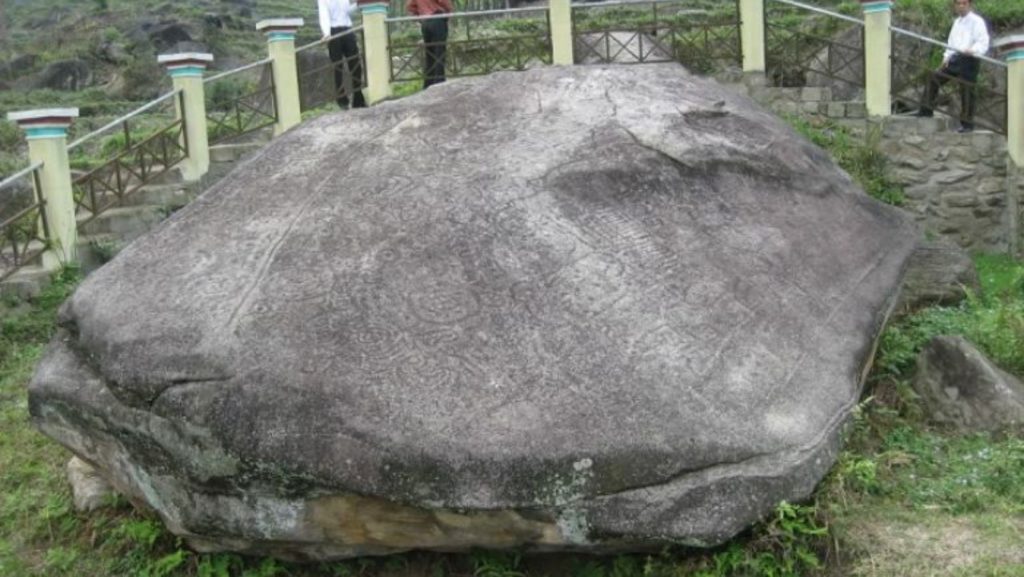 Di tích cự thạch thứ hai có hình dáng giống như mai rùa