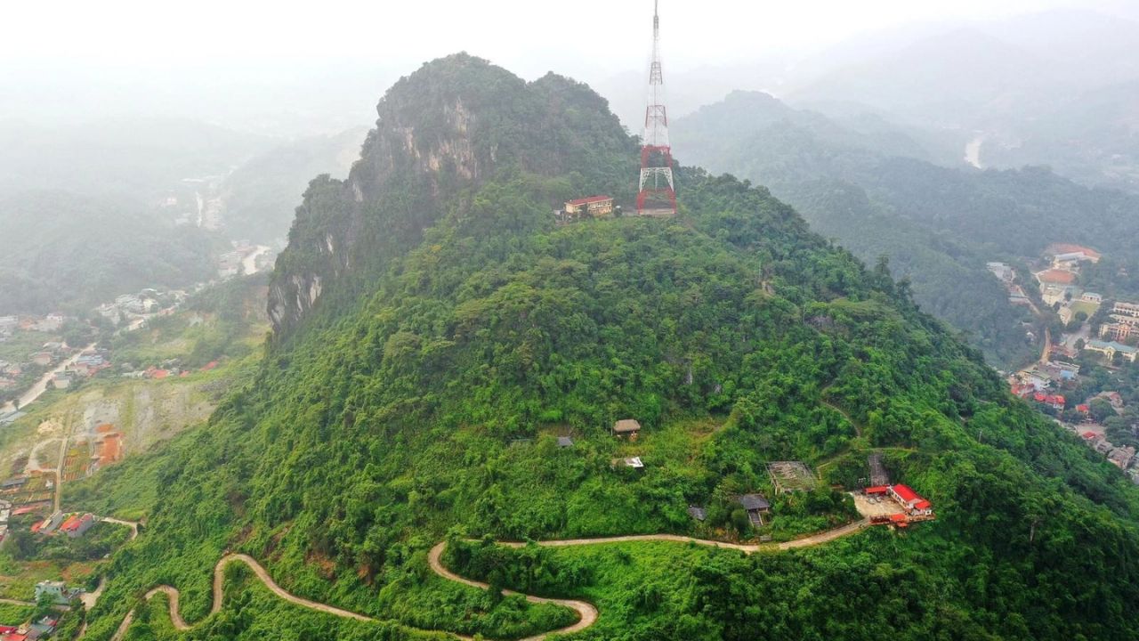 Núi Cấm Sơn Hà Giang- Ngọn núi triệu view giữa lòng Thành Phố